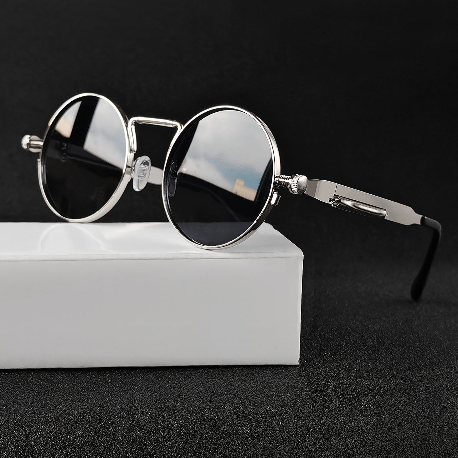 round frame stylish glasses